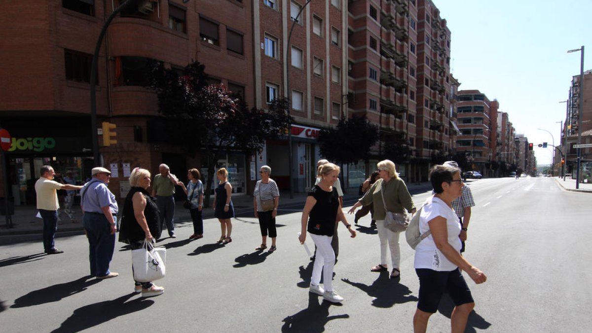 Punt de Príncep de Viana, amb Corts Catalanes, on l’associació veïnal demana un pas zebra.