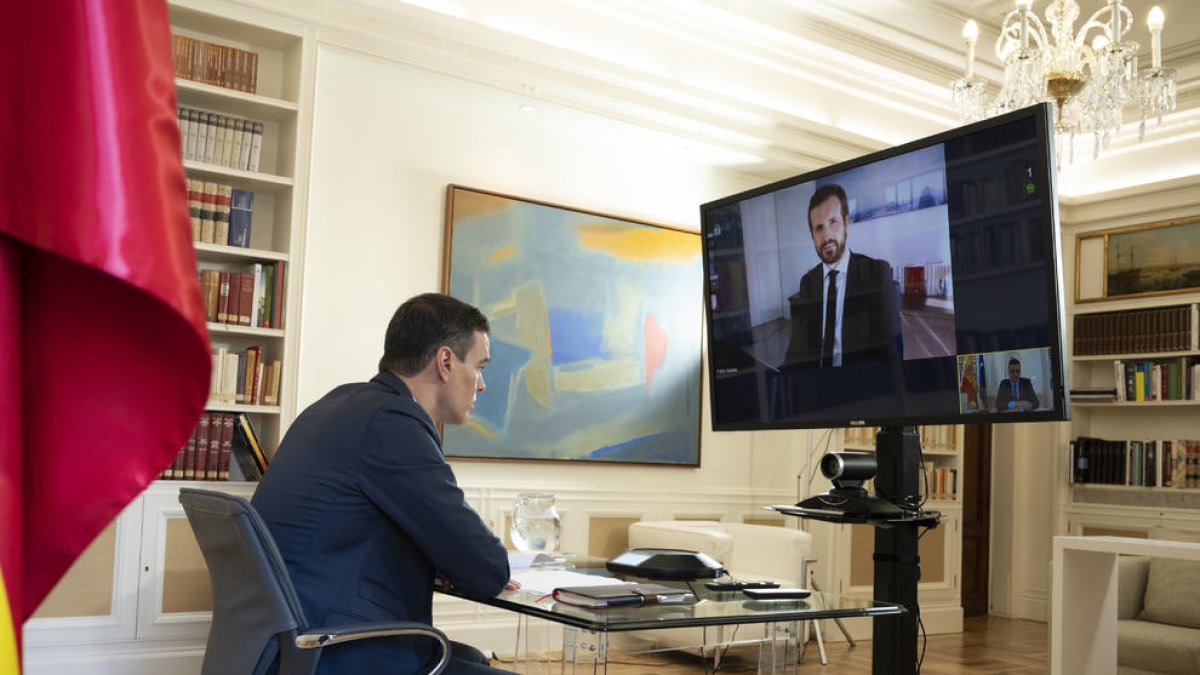 Sánchez y Casado pactan reformular la 'mesa de reconstrucción' como comisión parlamentaria en el Congreso