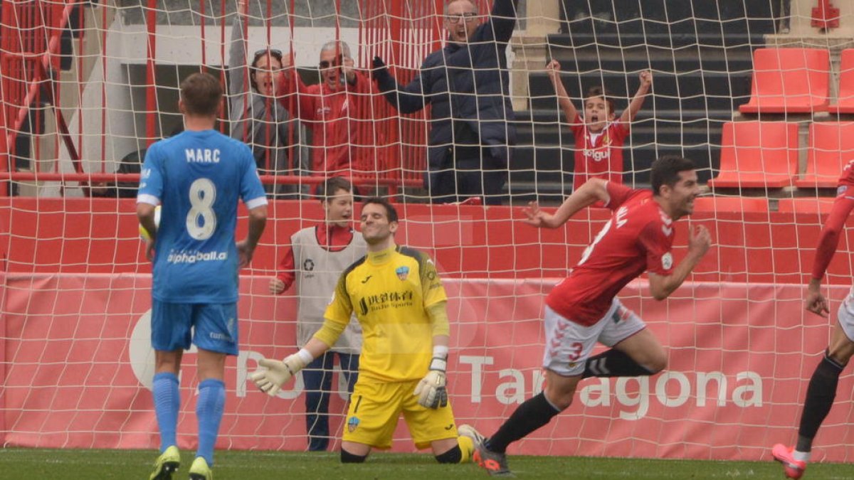 Pau Torres, en una de las imágenes del partido