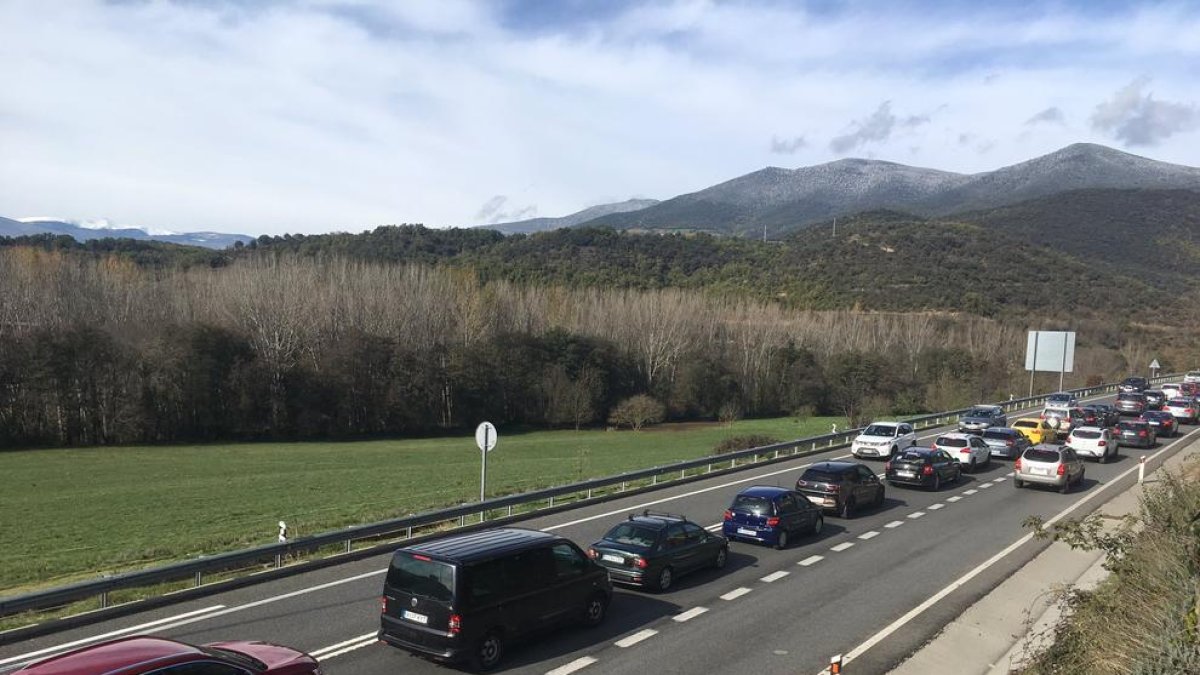 Imagen de las retenciones ayer al mediodía en la N-145 hacia Andorra.