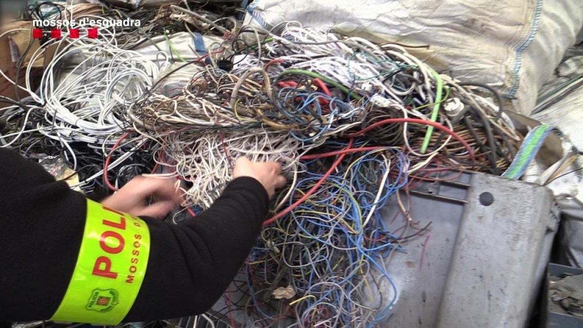Detenidas seis personas por sustraer cableado telefónico en zonas rurales de Catalunya