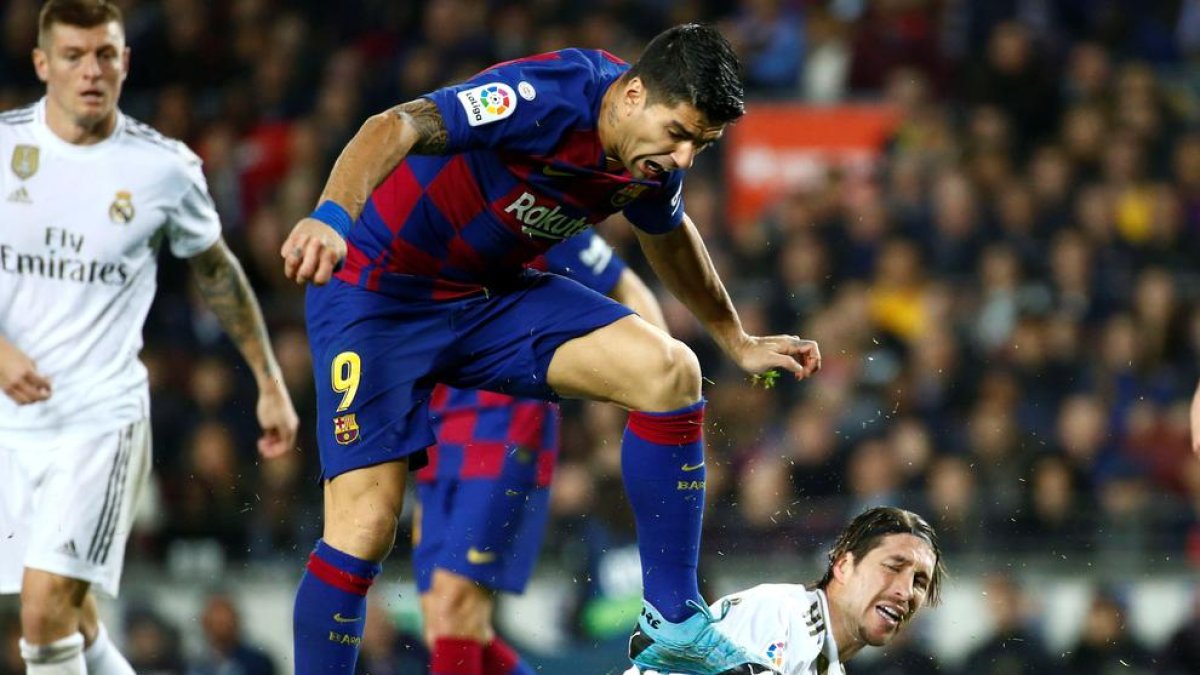 Sergio Ramos, que ja és el futbolista amb més clàssics de la història, arrabassa la pilota a un desafortunat Luis Suárez.