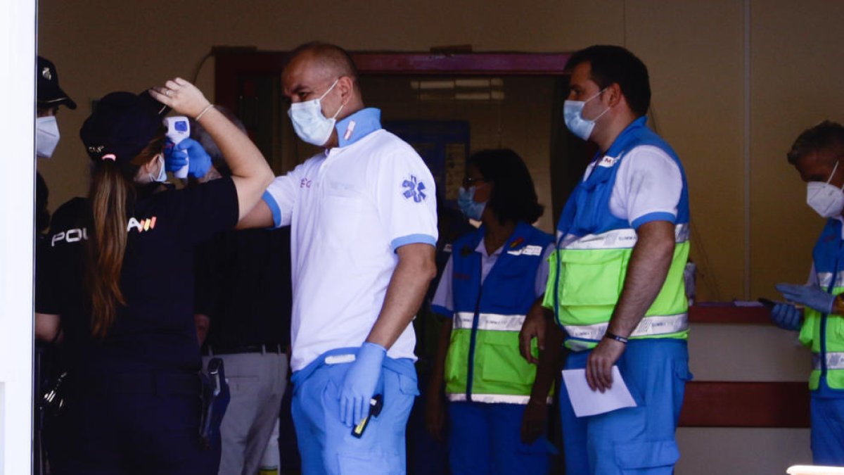 Un sanitari pren la temperatura a una agent al CAP d’Alcobendas, on ahir es feien PCR.