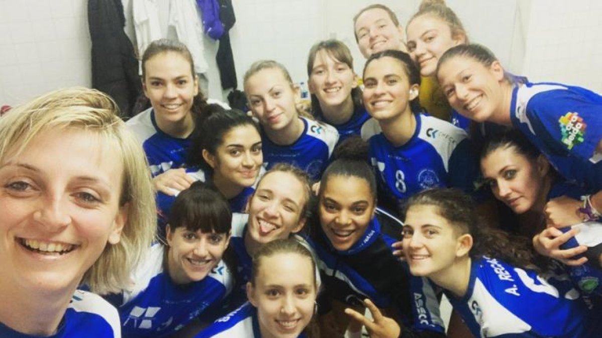 L’equip, celebrant al vestidor una de les onze victòries.