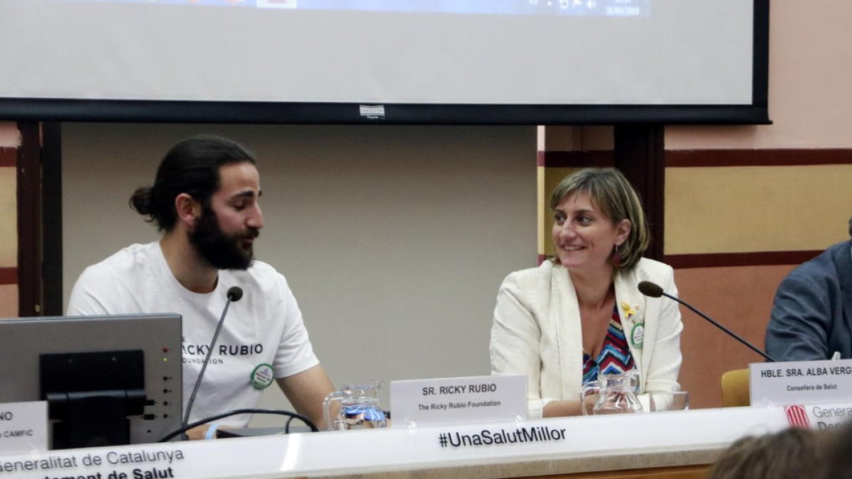 Catalunya prohibirà fumar dins els cotxes i en instal·lacions esportives a l'aire lliure