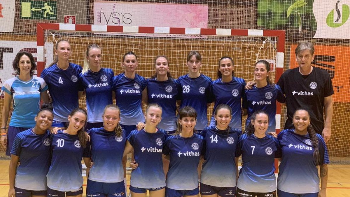 La plantilla de l’Associació Lleidatana d’Handbol, ahir en el seu primer dia d’entrenament.