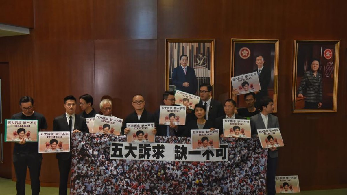 El bando pandemocrático mostró pancartas contra Carrie Lam y la abucheó.