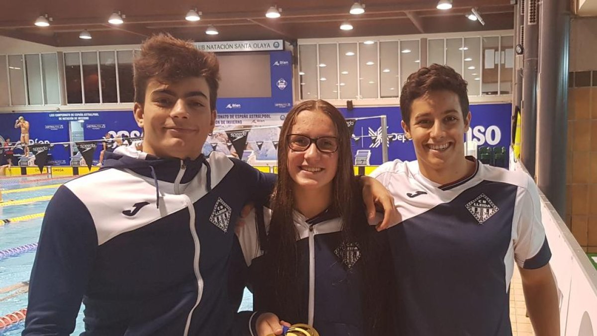 Paula Juste, con sus tres medallas, junto a Juárez y Lomero.