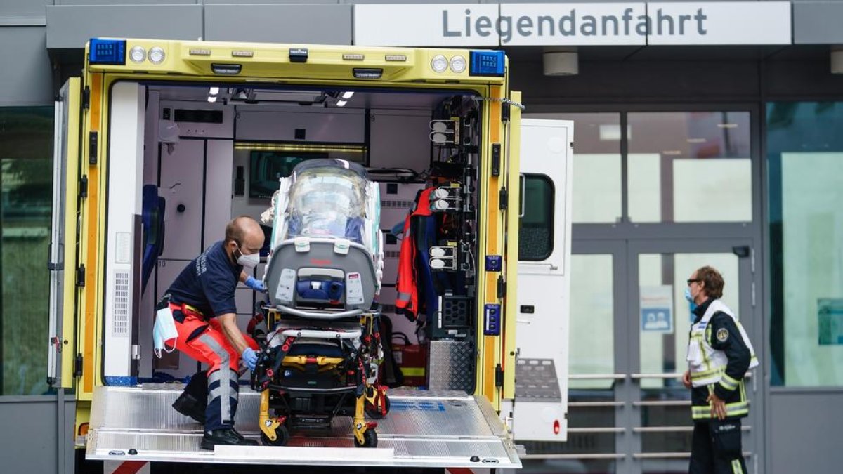 El opositor ruso Alexei Navalni llegó ayer sábado al aeropuerto de Tegel, en Berlín, desde Siberia.