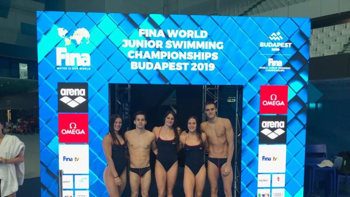 Paula Juste, segona per la dreta, amb la resta de nadadors catalans al Mundial.