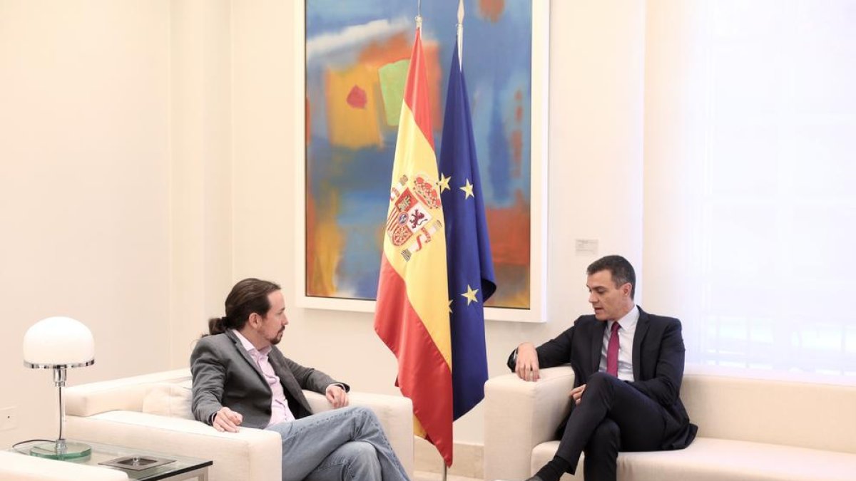 El cap de l’Executiu central en funcions, Pedro Sánchez, ahir, amb el líder de Podem, Pablo Iglesias.