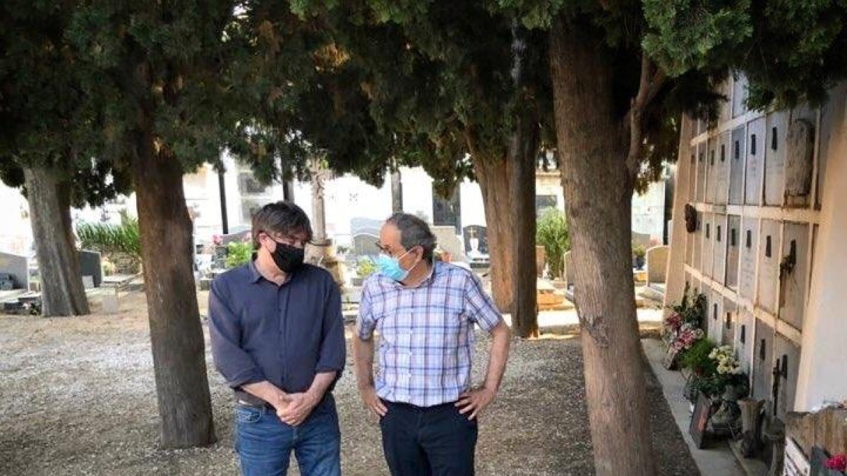Puigdemont y Torra visitaron ayer la tumba de Machado en Cotlliure y lo difundieron en las redes.