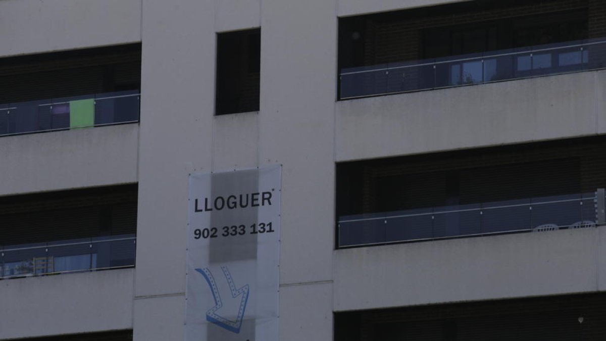Un edificio de la capital con varias viviendas en alquiler, ayer.