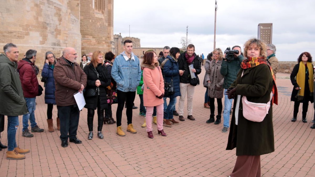 Dolors Miquel (derecha), ayer junto a algunos de los 64 participantes en la Seu Vella de Lleida.