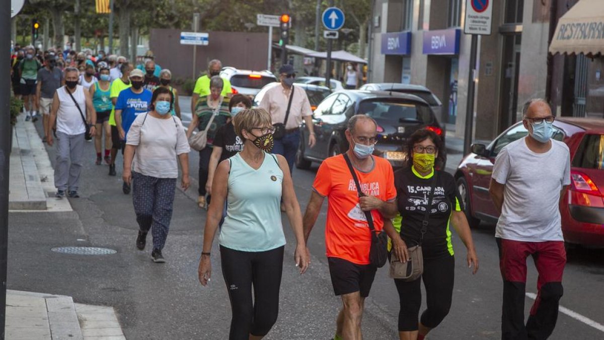 Un moment de la marxa que va transcórrer ahir pels carrers de Tàrrega i el seu entorn.