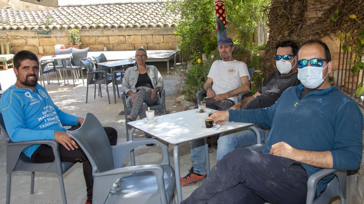 Un grupo de vecinos de Maldà, ayer ante unas tazas de café en la terraza del bar Centro de Maldà