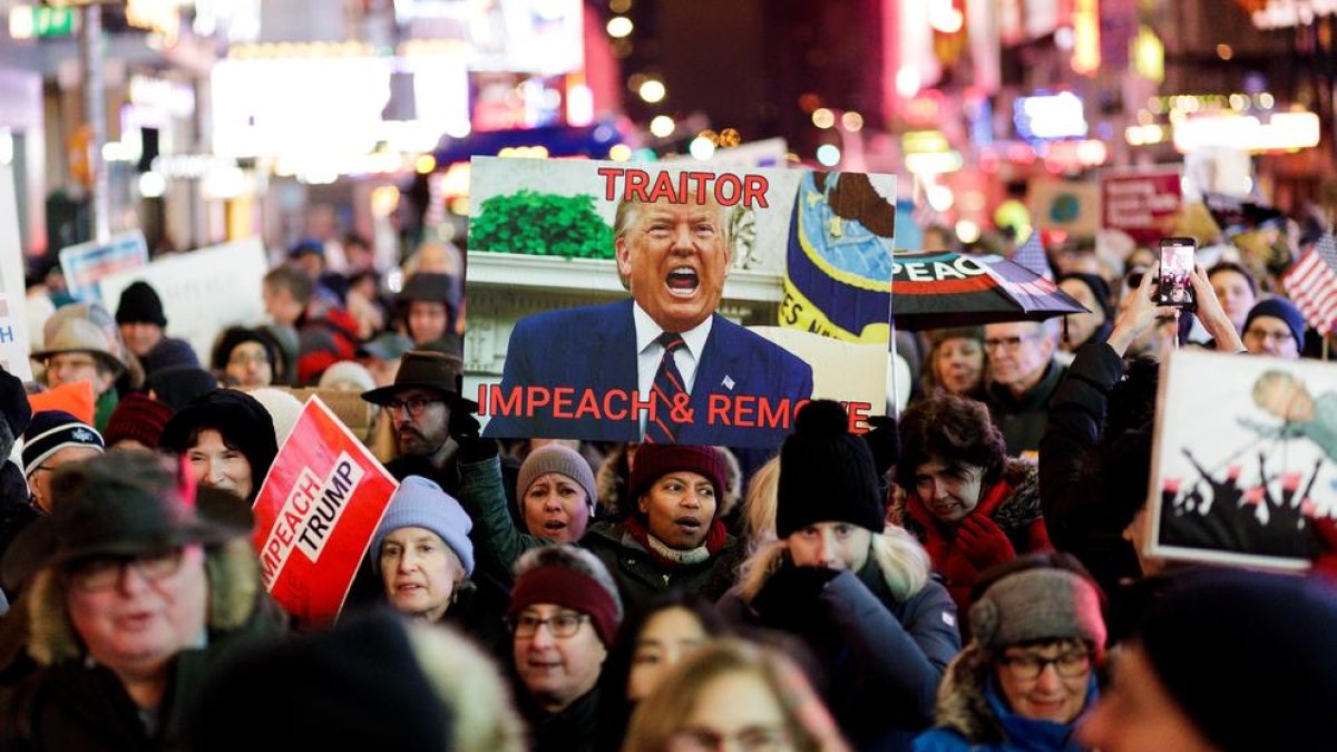 Milers de novaiorquesos van sortir al carrer dimarts per demanar que tiri endavant el judici polític contra Donald Trump.
