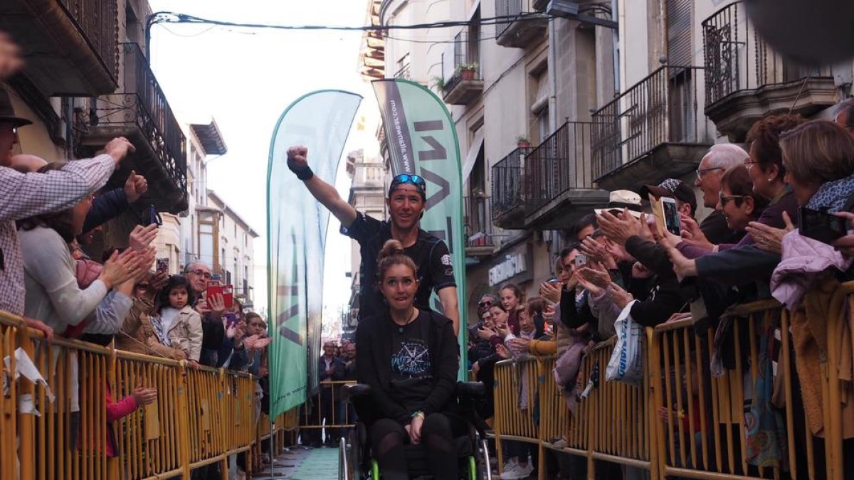 Raül Arenas i Noe Gaya van arribar ahir a Tàrrega, on desenes de veïns els van ovacionar.