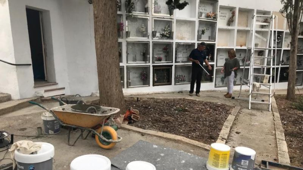 Un operari municipal ajudarà a netejar els nínxols aquests dies.