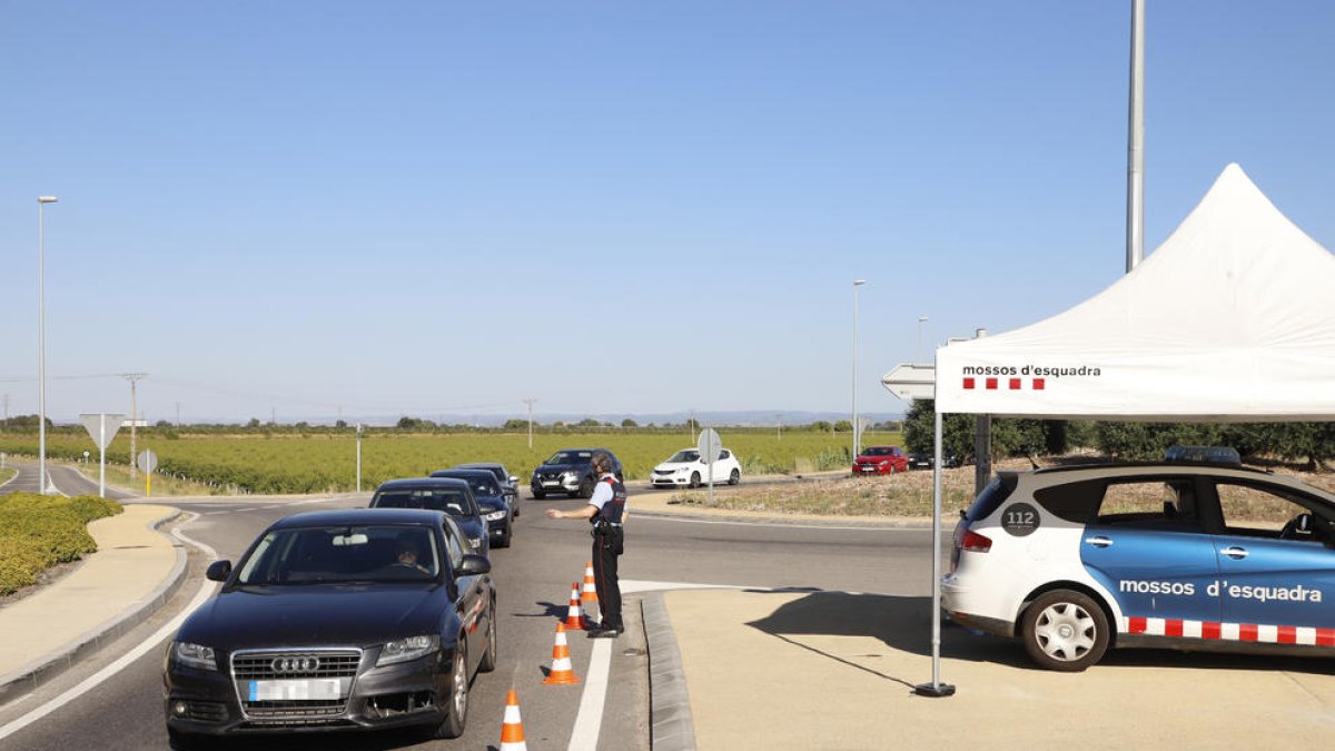 Un control de los Mossos este domingo en la N-240.