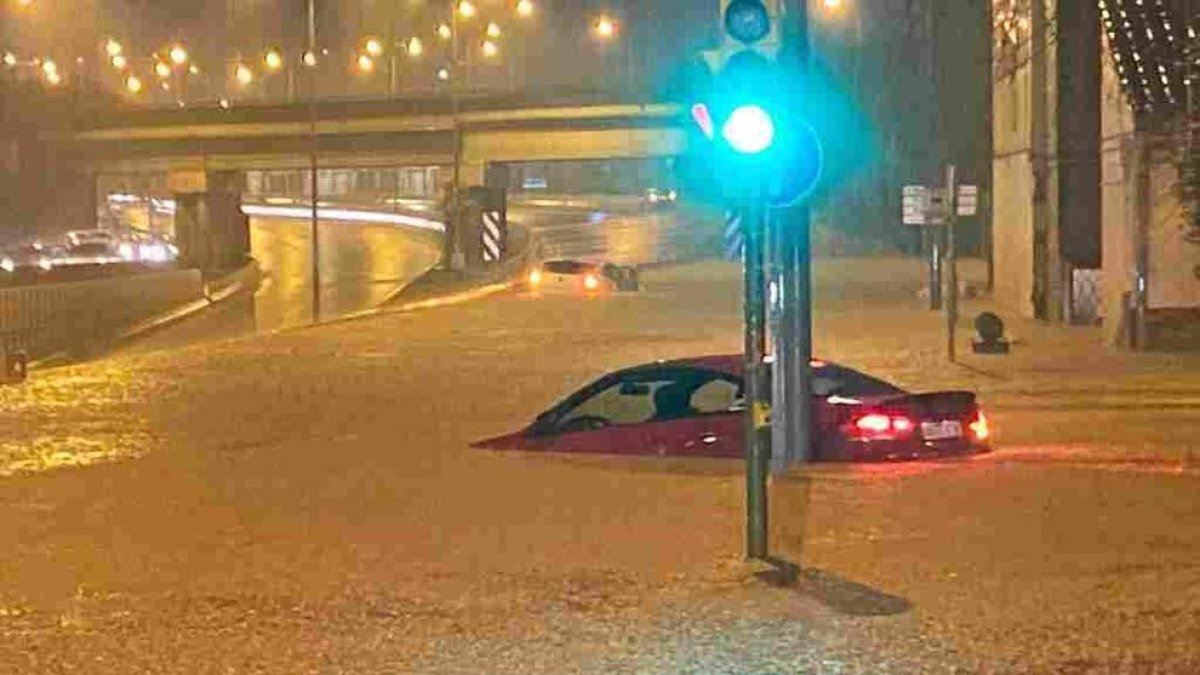 Aspecte d’un vehicle gairebé cobert d’aigua a Montcada i Reixac.