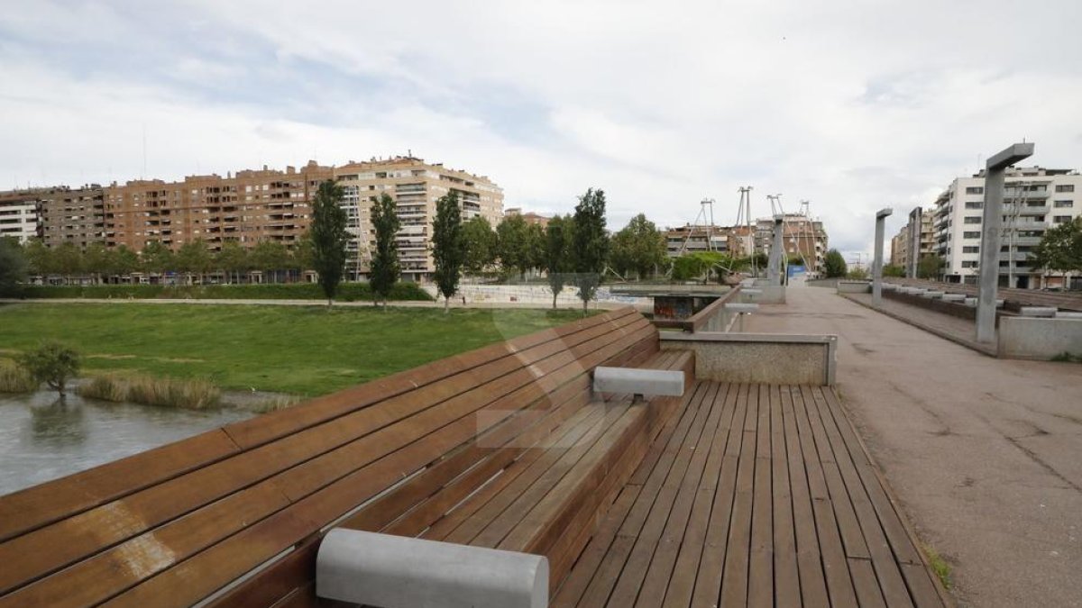 Una pasarela de Lleida, vacía.