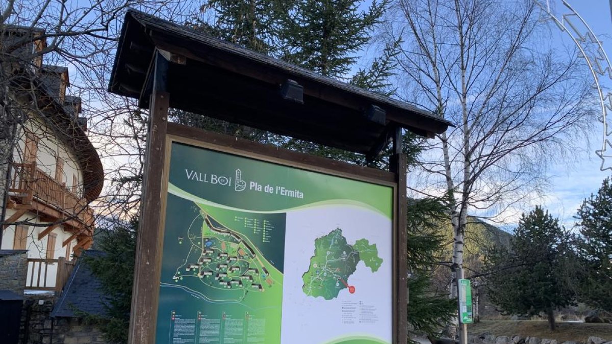 El plafó que ja s’ha instal·lat al Pla de l’Ermita.
