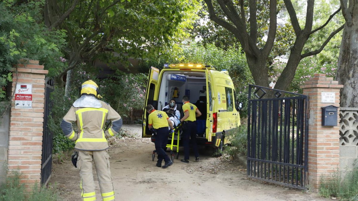 Sanitarios atendiendo ayer al herido por inhalación de humo.
