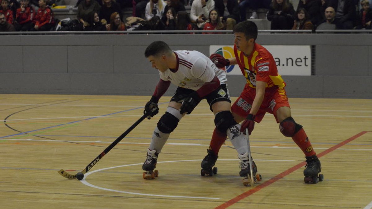 Una acción del partido de ayer entre el Alpicat y el Manlleu.