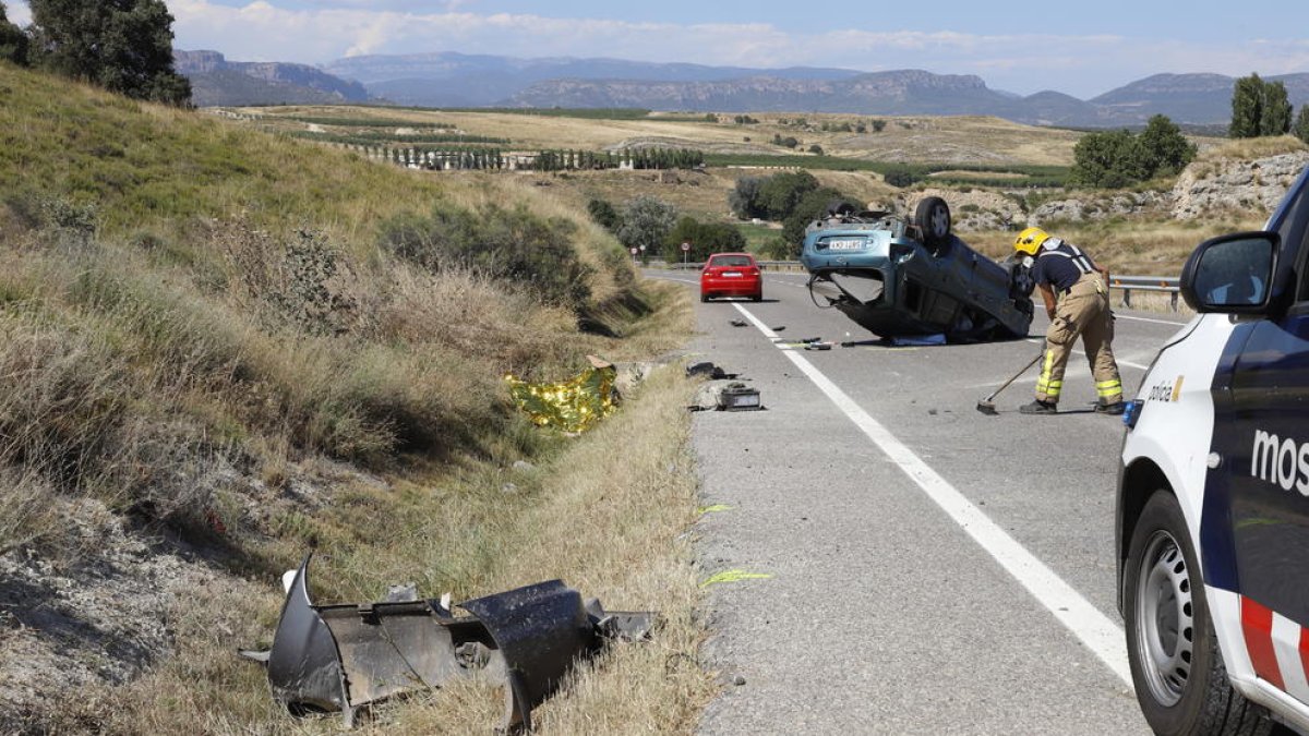 Els serveis d’emergències, al lloc de l’accident ocorregut diumenge a la Sentiu de Sió.