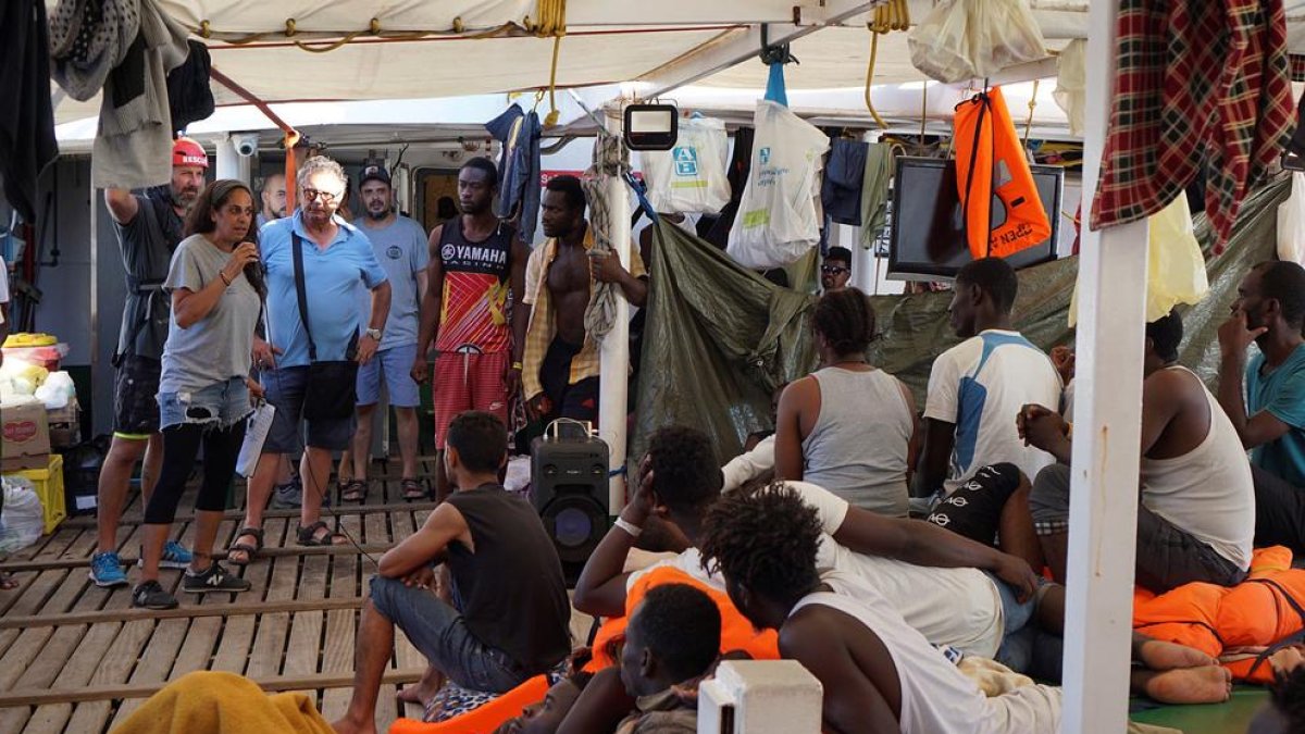 El alcalde de la ciudad italiana de Lampedusa, Salvatore Martello, durante la visita que hizo ayer al barco Open Arms.