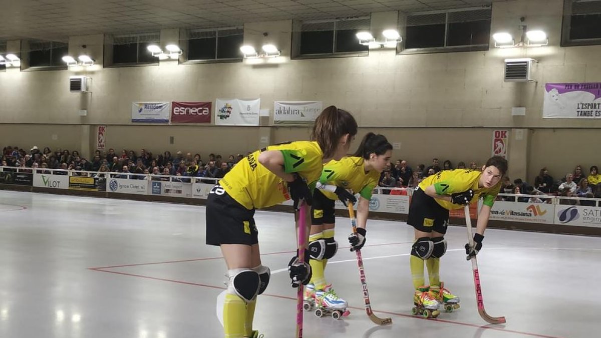 Tres jugadores del Vila-sana en un instant del partit.