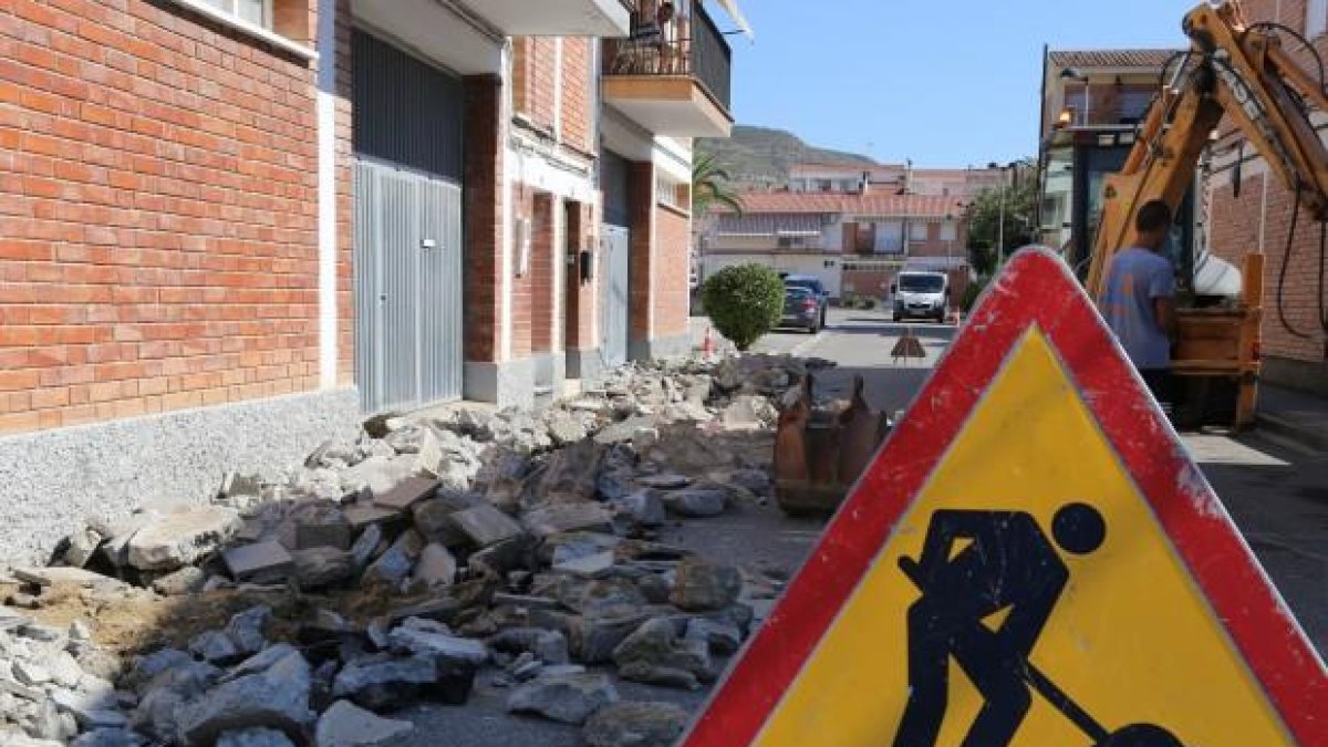 Imatge d’arxiu d’obres en carrers de Mequinensa.