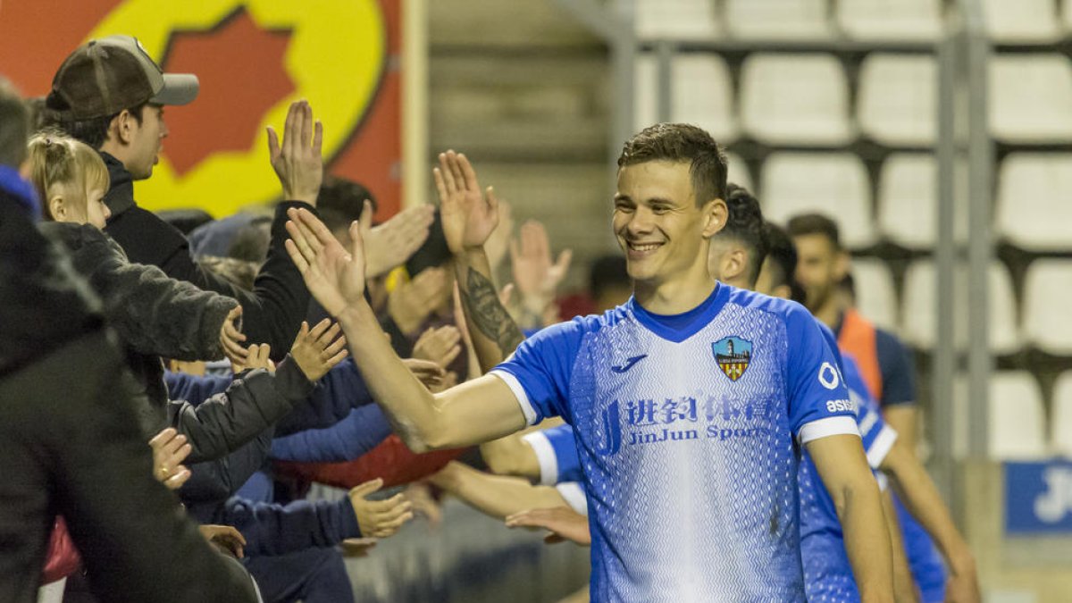 El croata Matej Simic saluda a los aficionados a la finalización de un partido en el Camp d’Esports.