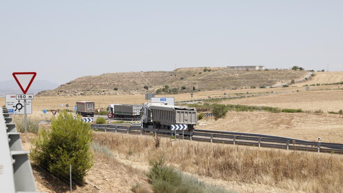 Imatge de tres camions ahir a la rotonda d’accés a l’autovia A-14 des de l’aeroport d’Alguaire.