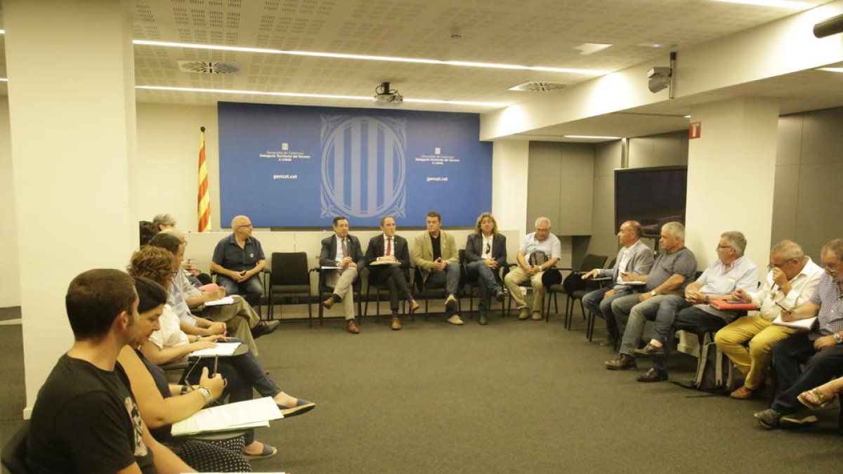 Un momento de la reunión celebrada ayer en la delegación del Govern.