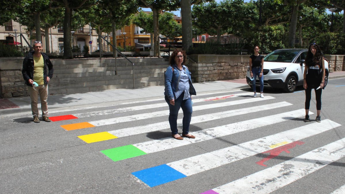 Tàrrega pinta dos passos de vianants amb la bandera LGBTI