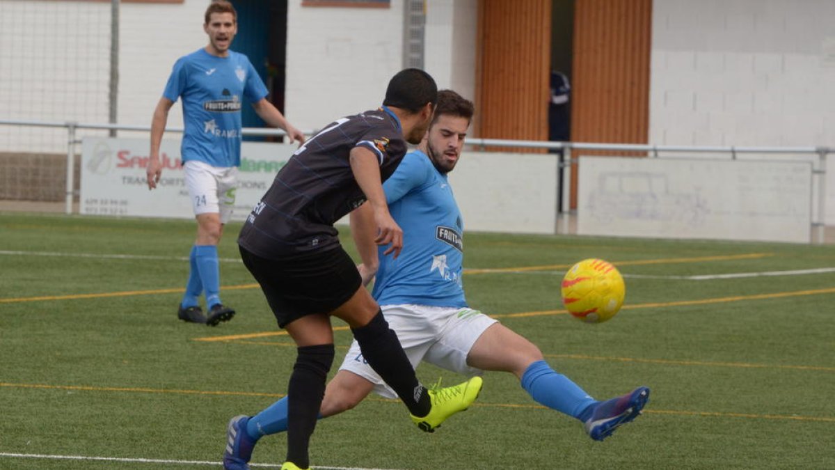 Un jugador de l’Alcarràs intenta tallar una acció visitant, ahir durant el partit.