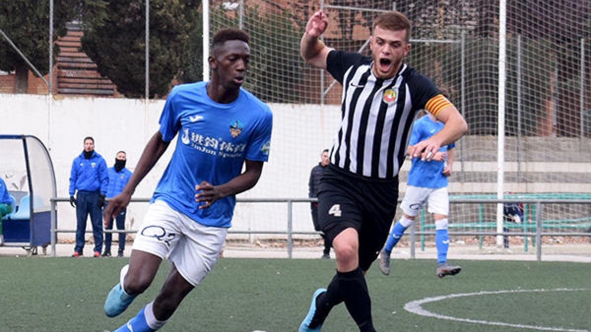 Un jugador del Lleida, con el balón, perseguido por otro del Jàbac.