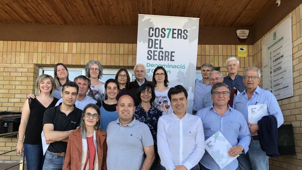 Foto de familia de la nueva junta de la Costers del Segre, con Tomàs Cusiné como presidente.
