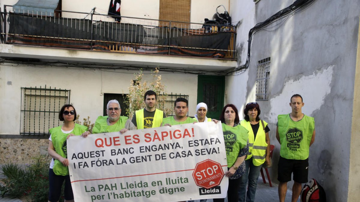 Miembros de la PAH se personaron ayer por la mañana en la vivienda para parar el desahucio.