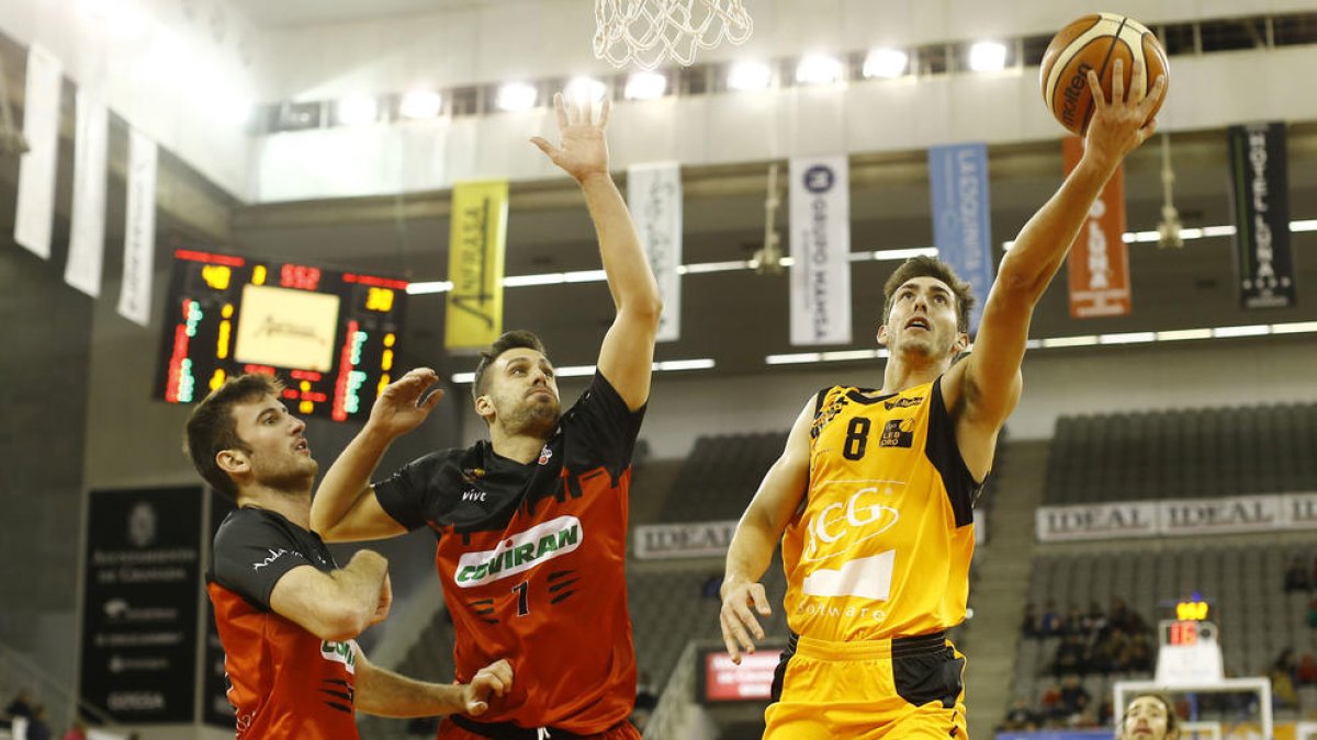 Adrián Chapela, superat ahir com la resta dels seus companys, intenta anotar una safata davant de l’oposició d’Alejandro Bortolussi.