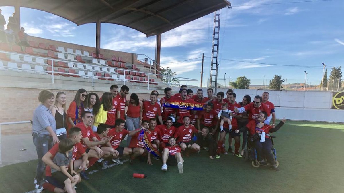 Els jugadors del Fraga van celebrar diumenge el retorn a Tercera divisió.