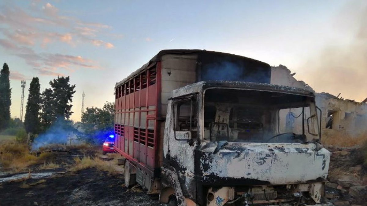 Un incendio calcinó ayer chatarra y basura en una finca de Lleida.