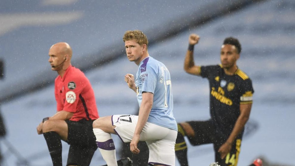 Kevin De Bruyne, del Manchester City y Aubameyang, del Arsenal, contra el racismo.