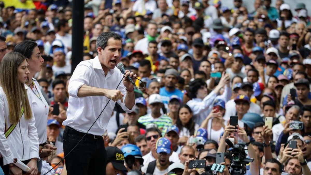 El jefe del Parlamento, Juan Guaidó, se unió a los opositores del Gobierno de Nicolás Maduro.