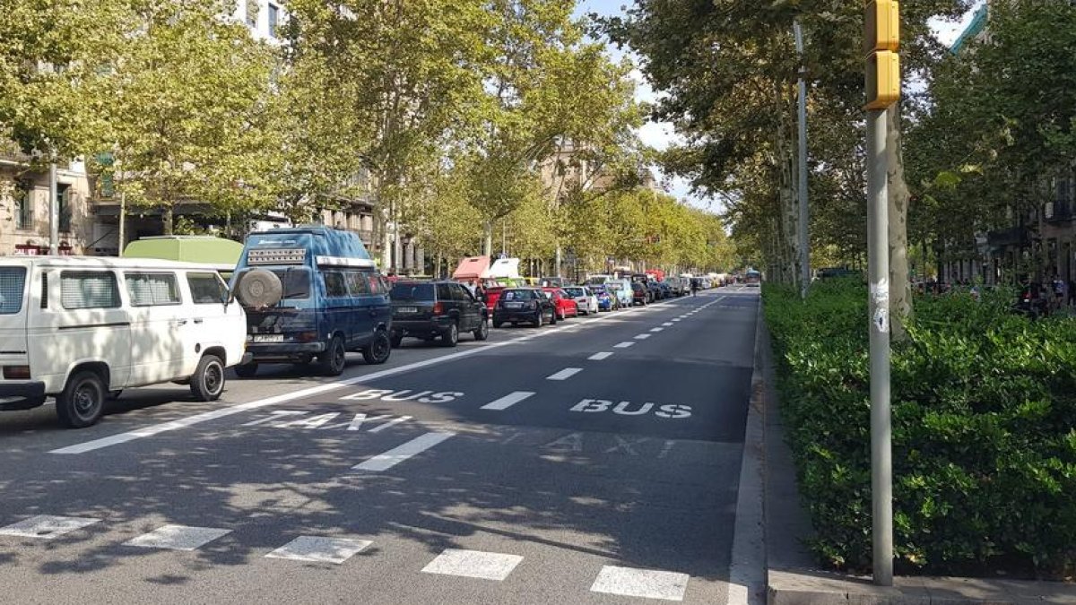 Imatge d’arxiu de vehicles contaminants a Barcelona.