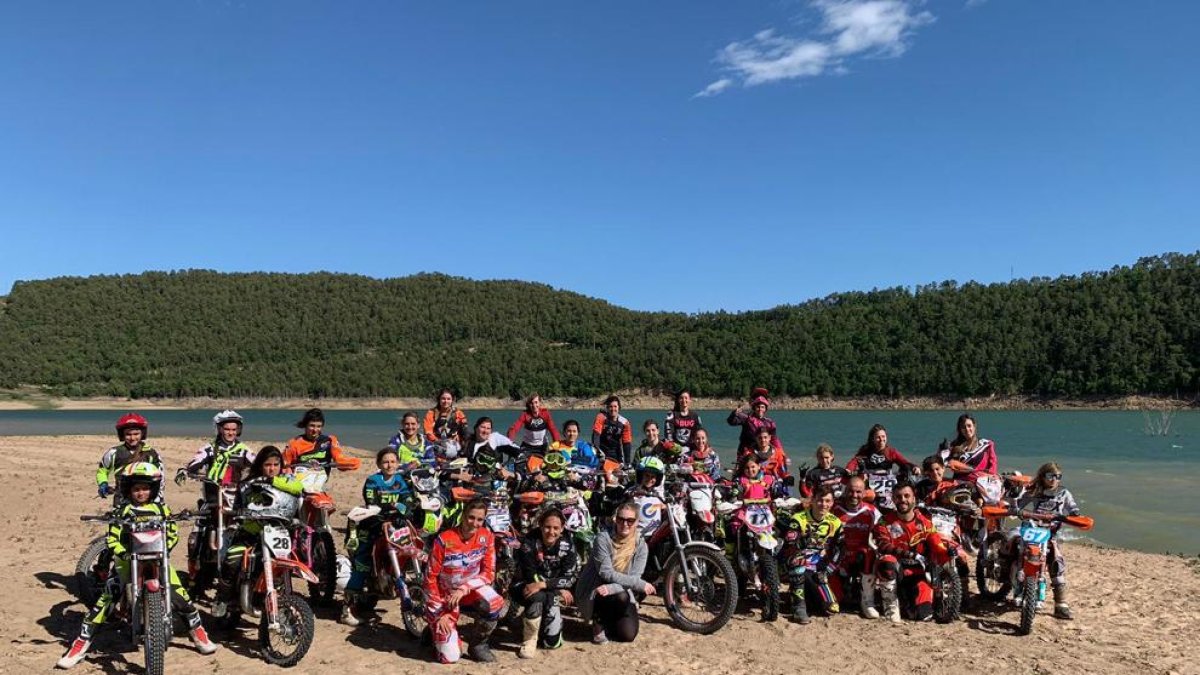 Foto de grup de les 27 pilots assistents al campus, amb els professors que van impartir les classes al circuit lleidatà.