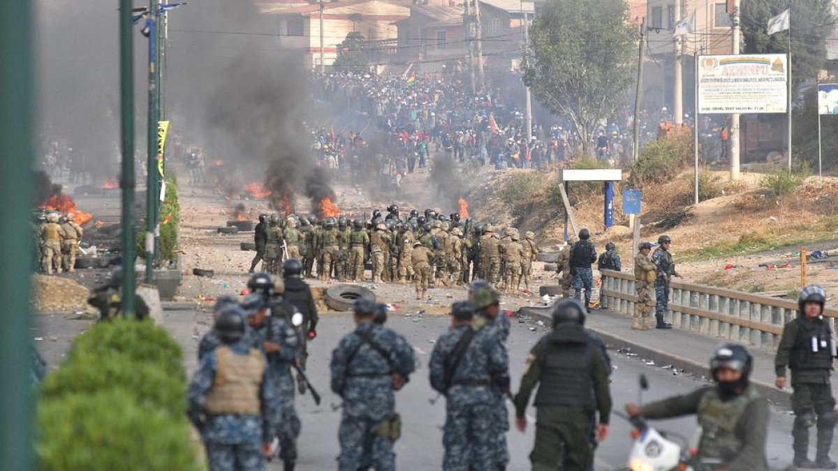 Militares y policías se enfrentan a cientos de manifestantes, entre ellos cocaleros en Cochabamba.