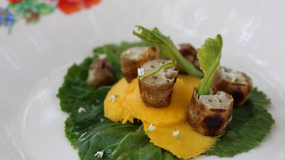 Presentación de un plato elaborado con termitas y mango.